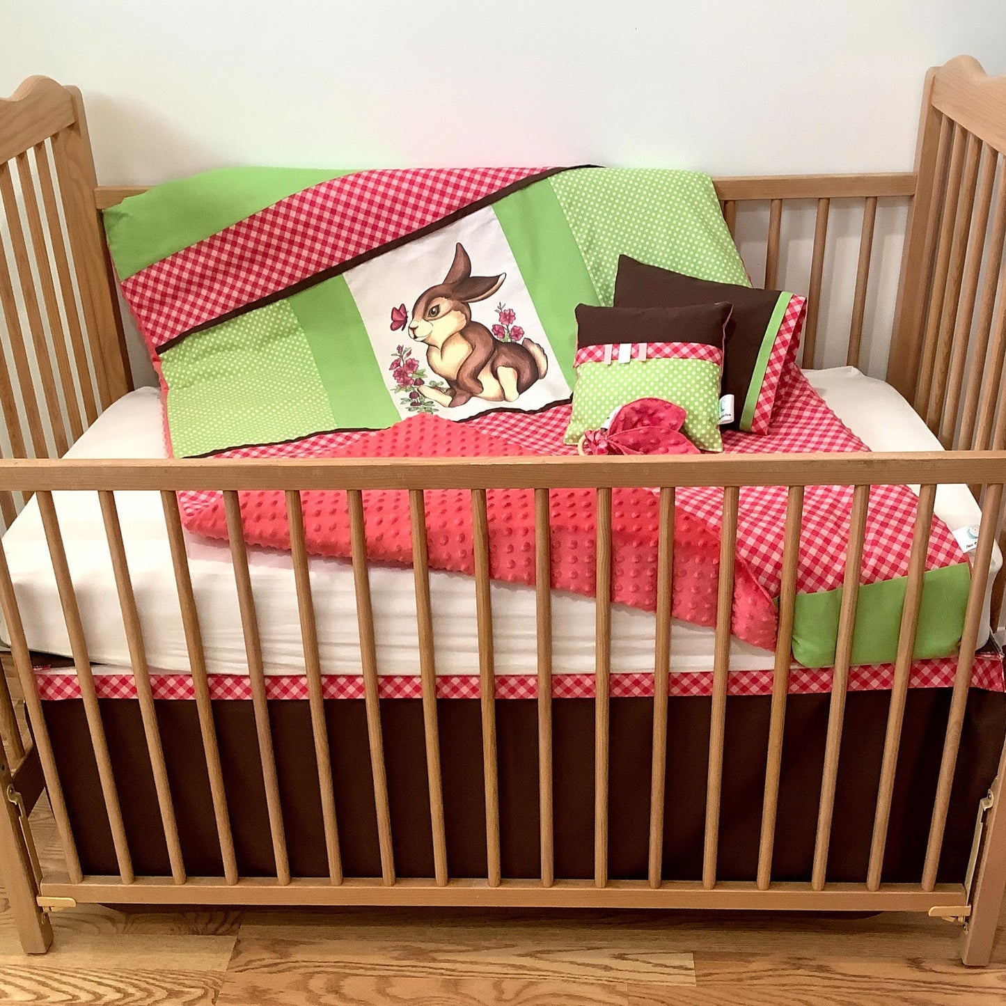 Un joli ensemble 3 morceaux pour le berceau de bébé. Avec de belles couleurs vives, cet ensemble en coton sur le dessus et en Minky en dessous. L'ensemble comprend la douillette, le drap contour et la jupe de lit assortie.