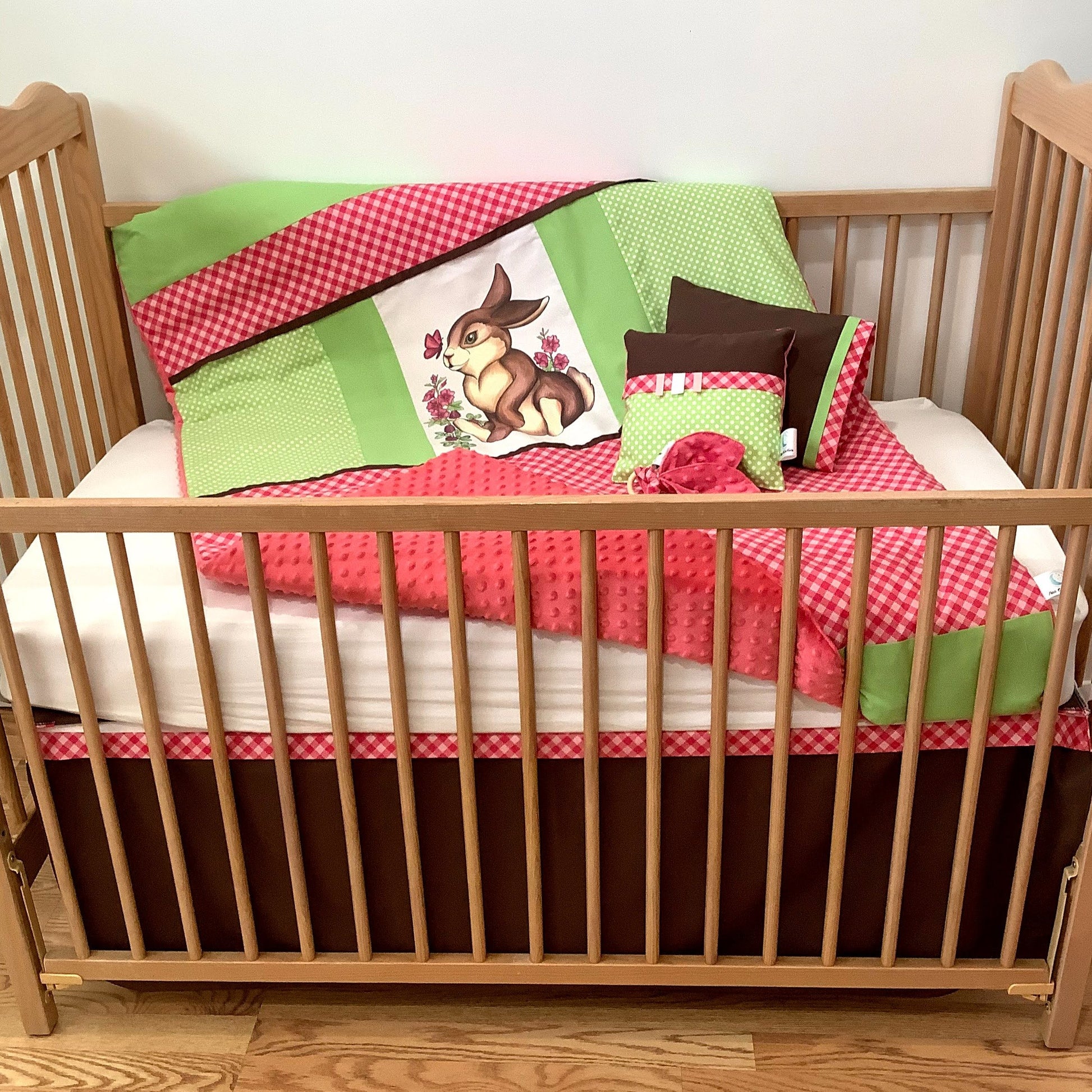 Un joli ensemble 3 morceaux pour le berceau de bébé. Avec de belles couleurs vives, cet ensemble en coton sur le dessus et en Minky en dessous. L'ensemble comprend la douillette, le drap contour et la jupe de lit assortie.