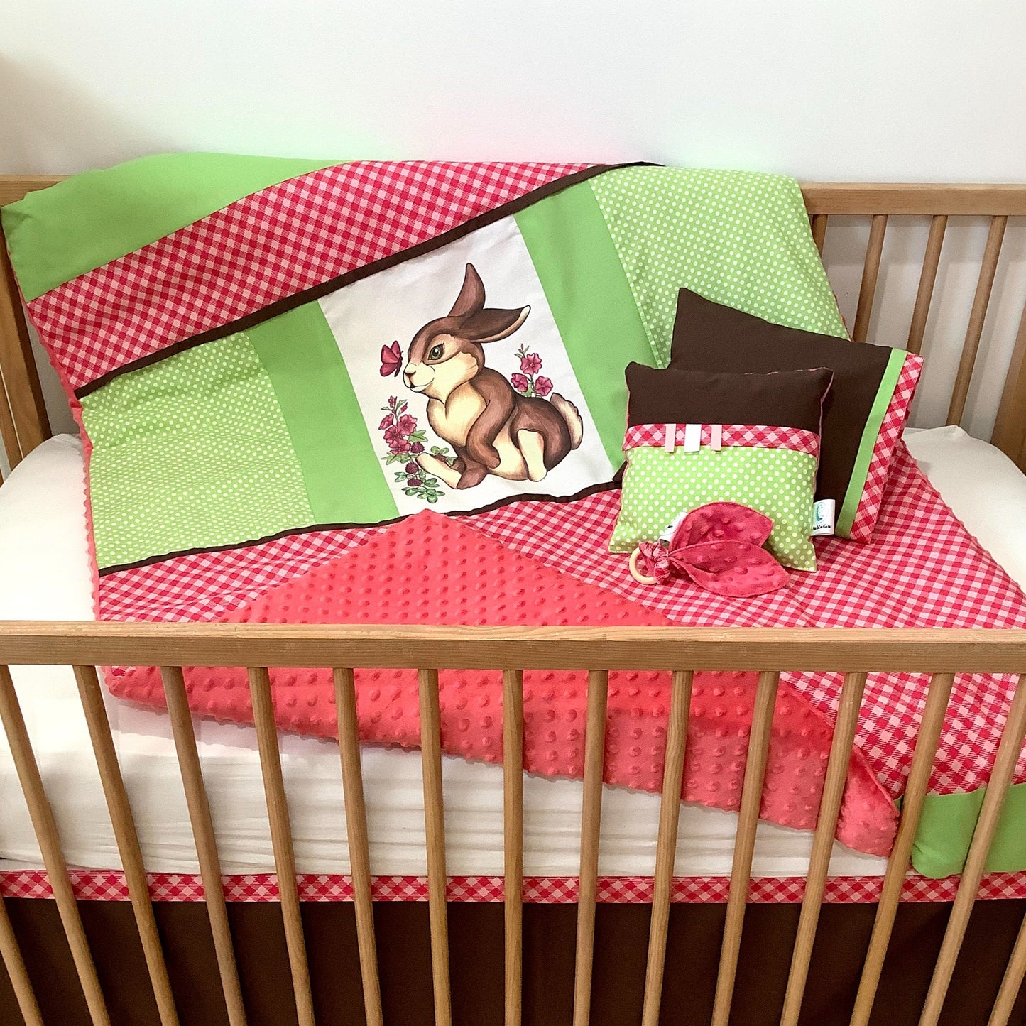 Un joli ensemble 3 morceaux pour le berceau de bébé. Avec de belles couleurs vives, cet ensemble en coton sur le dessus et en Minky en dessous. L'ensemble comprend la douillette, le drap contour et la jupe de lit assortie.