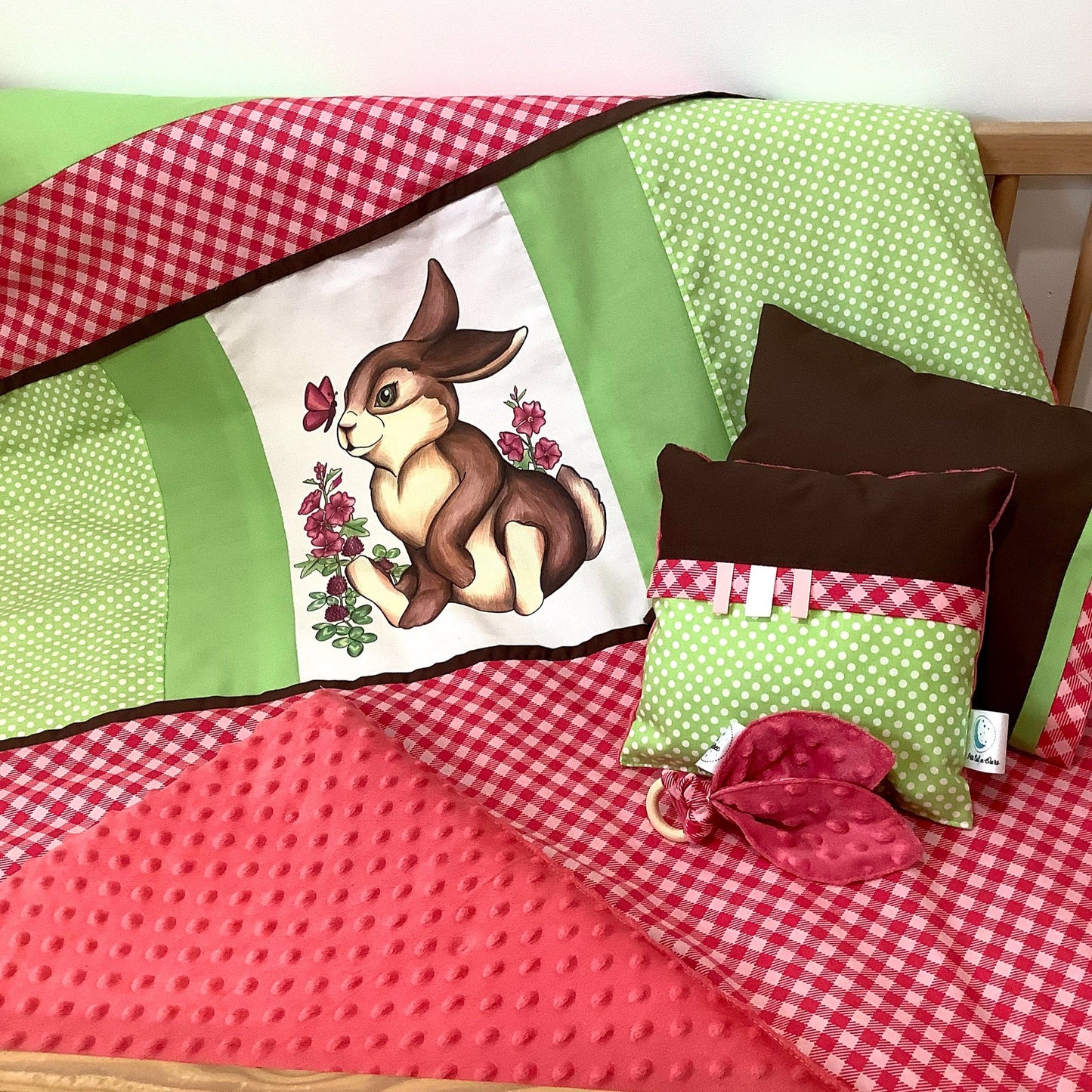 Un joli ensemble 3 morceaux pour le berceau de bébé. Avec de belles couleurs vives, cet ensemble en coton sur le dessus et en Minky en dessous. L'ensemble comprend la douillette, le drap contour et la jupe de lit assortie.