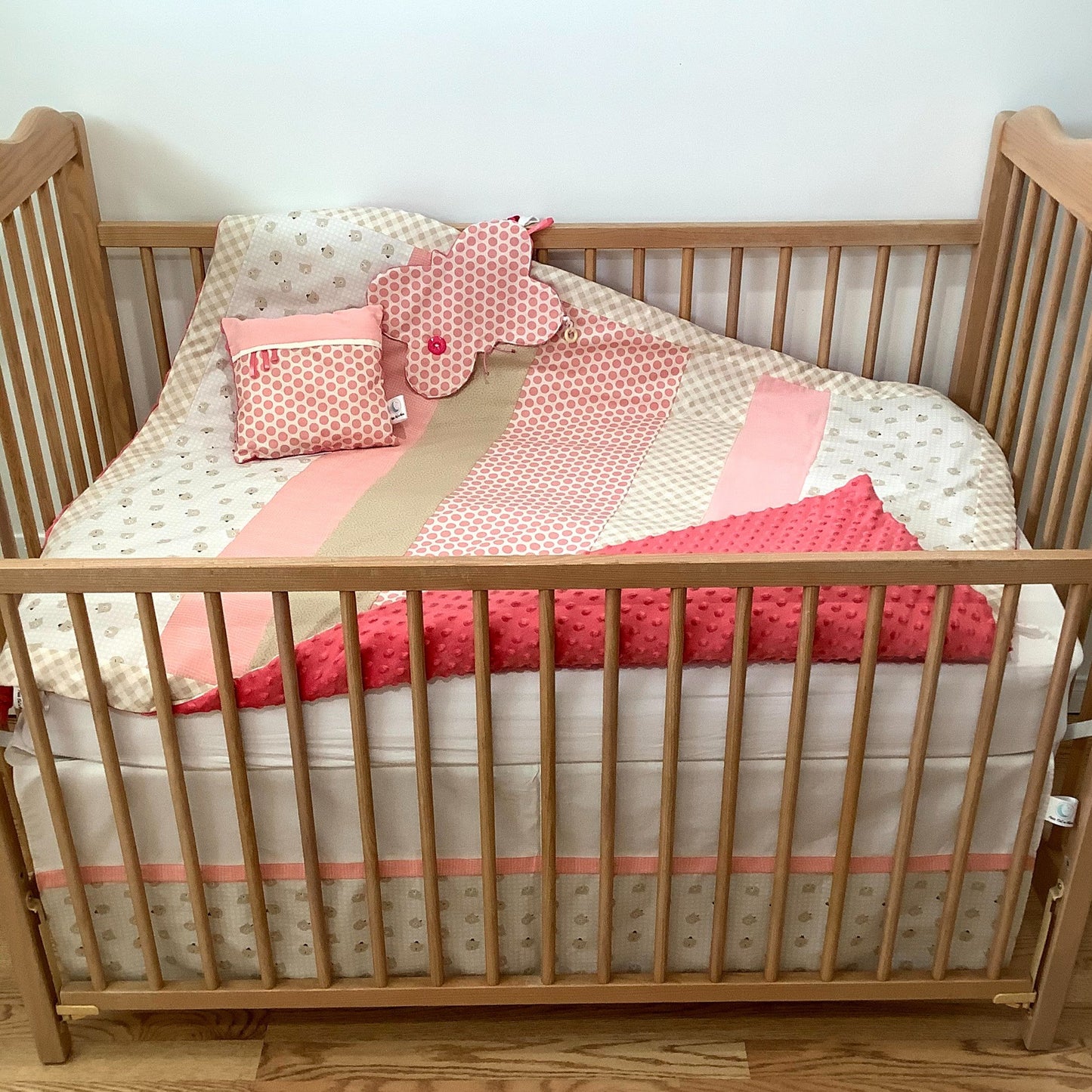 Un joli ensemble 3 morceaux pour le berceau de bébé. Avec de belles couleurs vives, cet ensemble en coton sur le dessus et en Minky en dessous. L'ensemble comprend la douillette, le drap contour et la jupe de lit assortie.   Chaque morceau est fait au Québec et est unique.