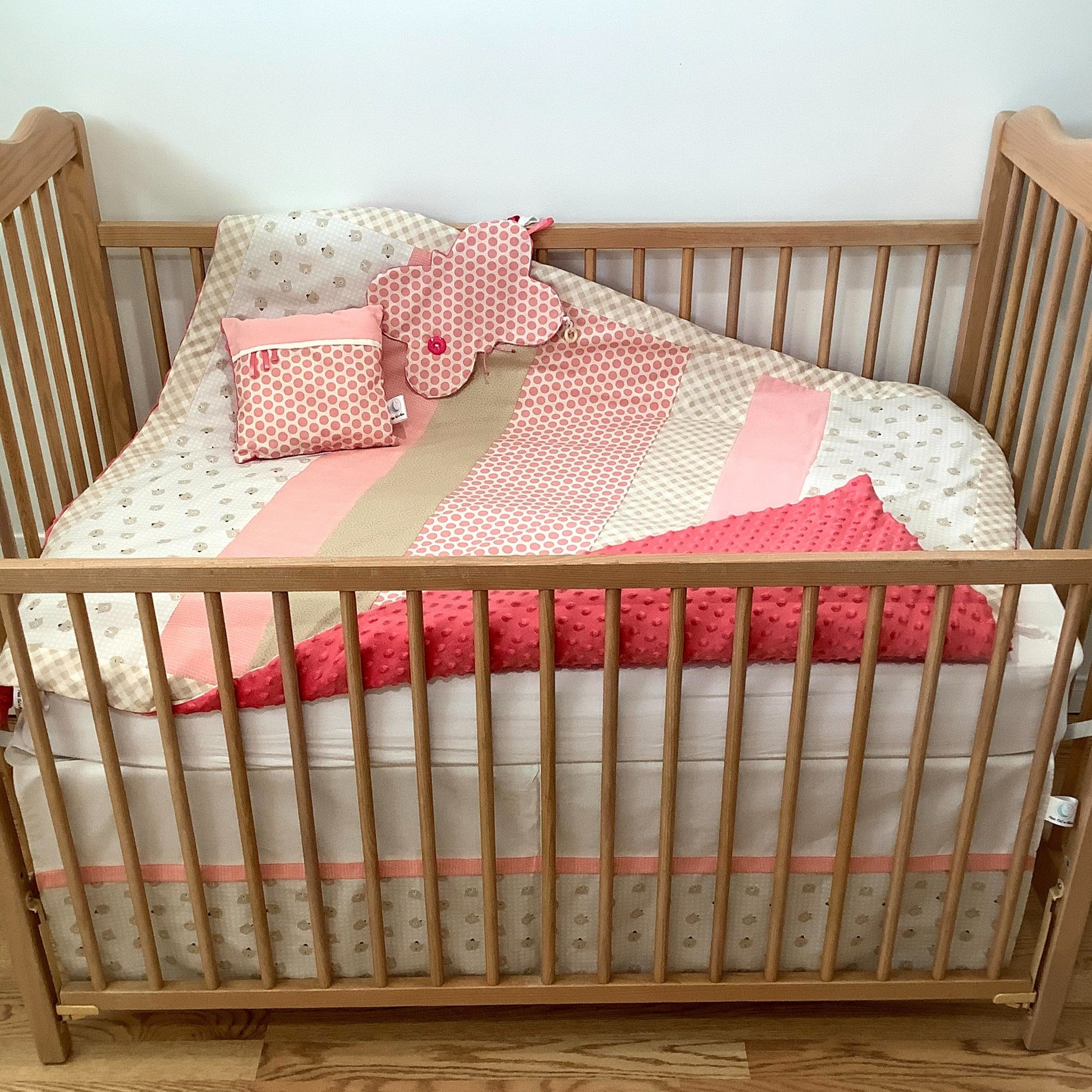 Un joli ensemble 3 morceaux pour le berceau de bébé. Avec de belles couleurs vives, cet ensemble en coton sur le dessus et en Minky en dessous. L'ensemble comprend la douillette, le drap contour et la jupe de lit assortie.   Chaque morceau est fait au Québec et est unique.