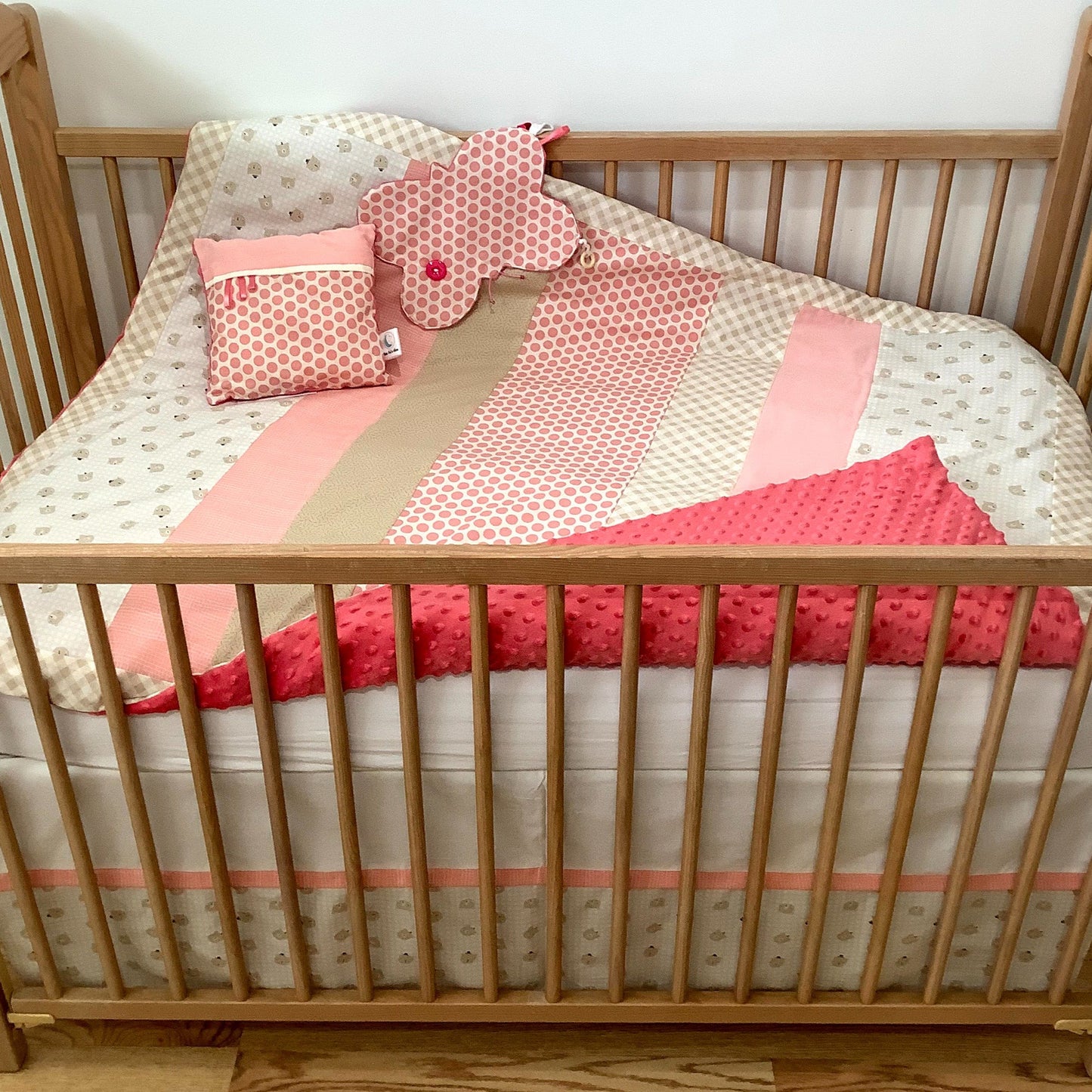 Un joli ensemble 3 morceaux pour le berceau de bébé. Avec de belles couleurs vives, cet ensemble en coton sur le dessus et en Minky en dessous. L'ensemble comprend la douillette, le drap contour et la jupe de lit assortie. Chaque morceau est fait au Québec et est unique.