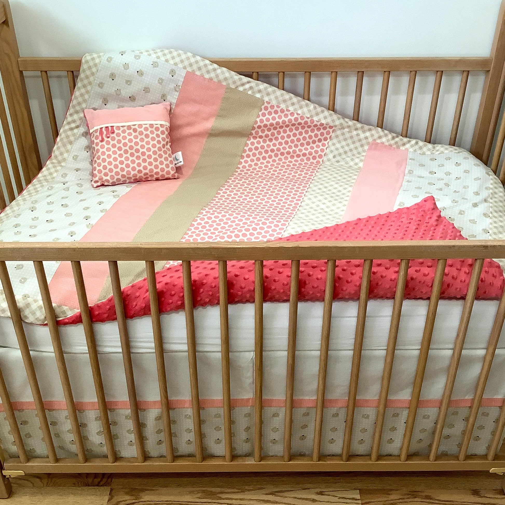 Un joli ensemble 3 morceaux pour le berceau de bébé. Avec de belles couleurs vives, cet ensemble en coton sur le dessus et en Minky en dessous. L'ensemble comprend la douillette, le drap contour et la jupe de lit assortie.   Chaque morceau est fait au Québec et est unique.