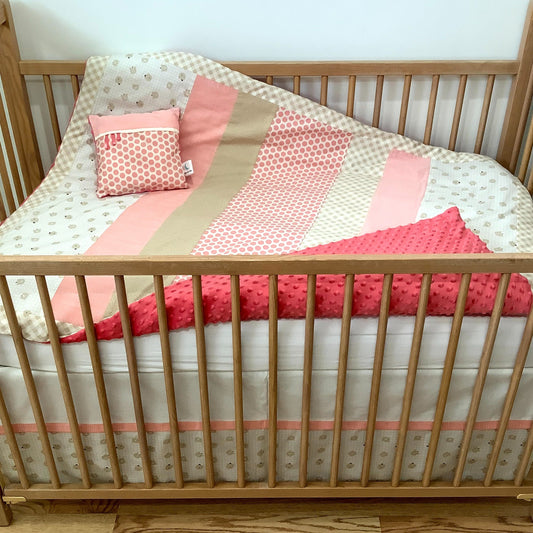 Un joli ensemble 3 morceaux pour le berceau de bébé. Avec de belles couleurs vives, cet ensemble en coton sur le dessus et en Minky en dessous. L'ensemble comprend la douillette, le drap contour et la jupe de lit assortie.   Chaque morceau est fait au Québec et est unique.