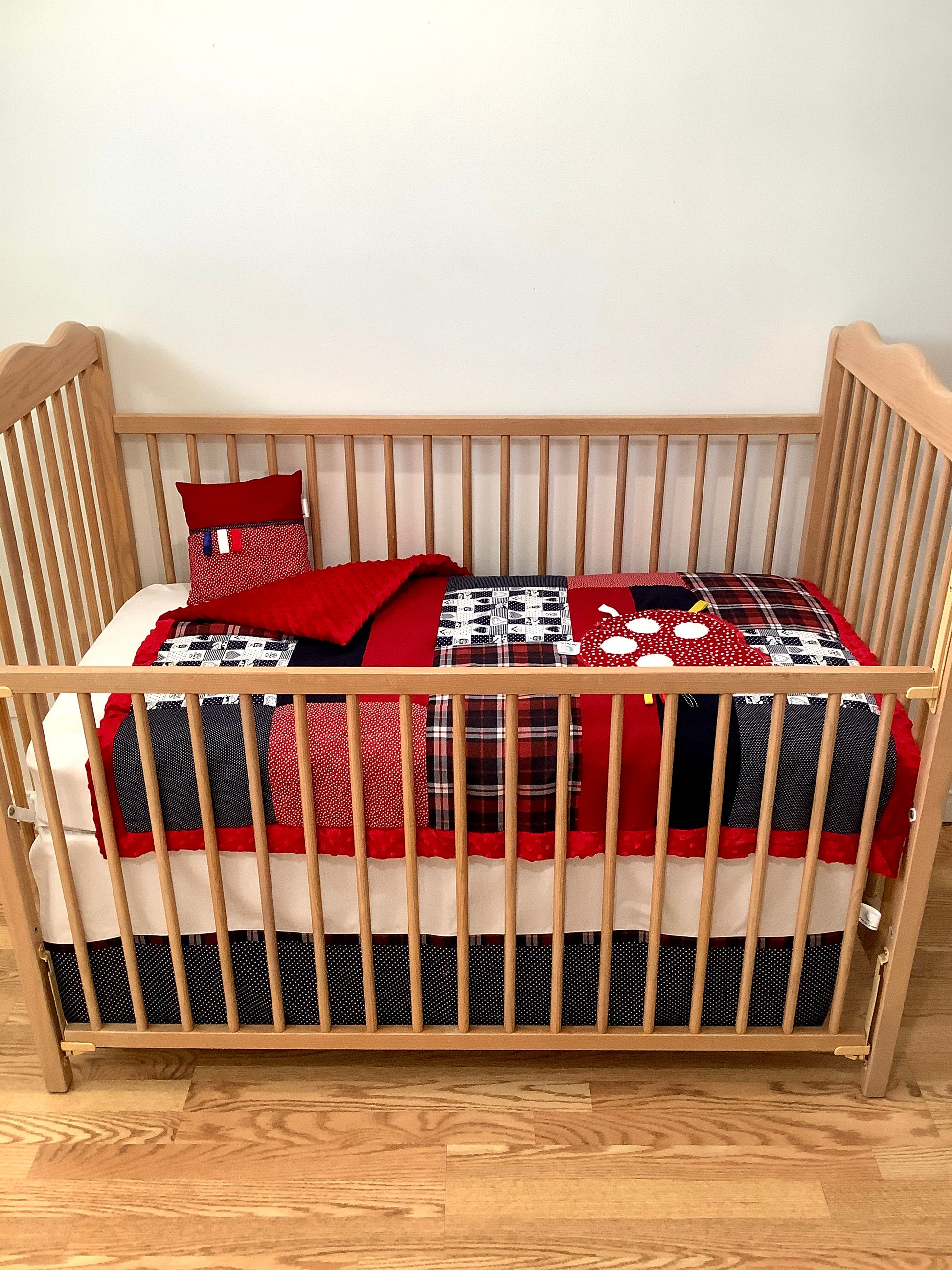 Un joli ensemble 3 morceaux pour le berceau de bébé. Avec de belles couleurs vives, cet ensemble en coton sur le dessus et en Minky en dessous. L'ensemble comprend la douillette, le drap contour et la jupe de lit assortie.   Chaque morceau est fait au Québec et est unique.