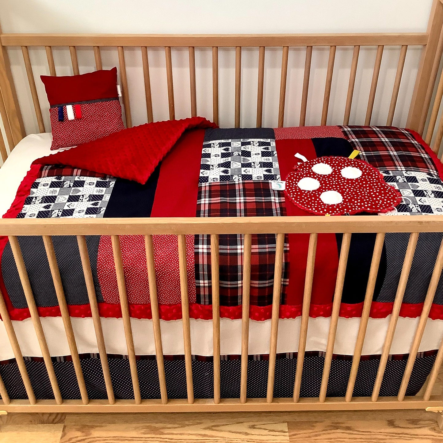 Un joli ensemble 3 morceaux pour le berceau de bébé. Avec de belles couleurs vives, cet ensemble en coton sur le dessus et en Minky en dessous. L'ensemble comprend la douillette, le drap contour et la jupe de lit assortie.   Chaque morceau est fait au Québec et est unique.