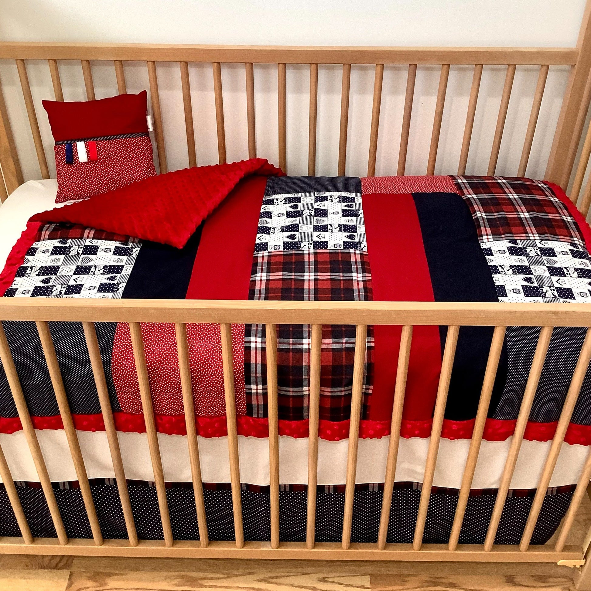 Un joli ensemble 3 morceaux pour le berceau de bébé. Avec de belles couleurs vives, cet ensemble en coton sur le dessus et en Minky en dessous. L'ensemble comprend la douillette, le drap contour et la jupe de lit assortie.   Chaque morceau est fait au Québec et est unique.