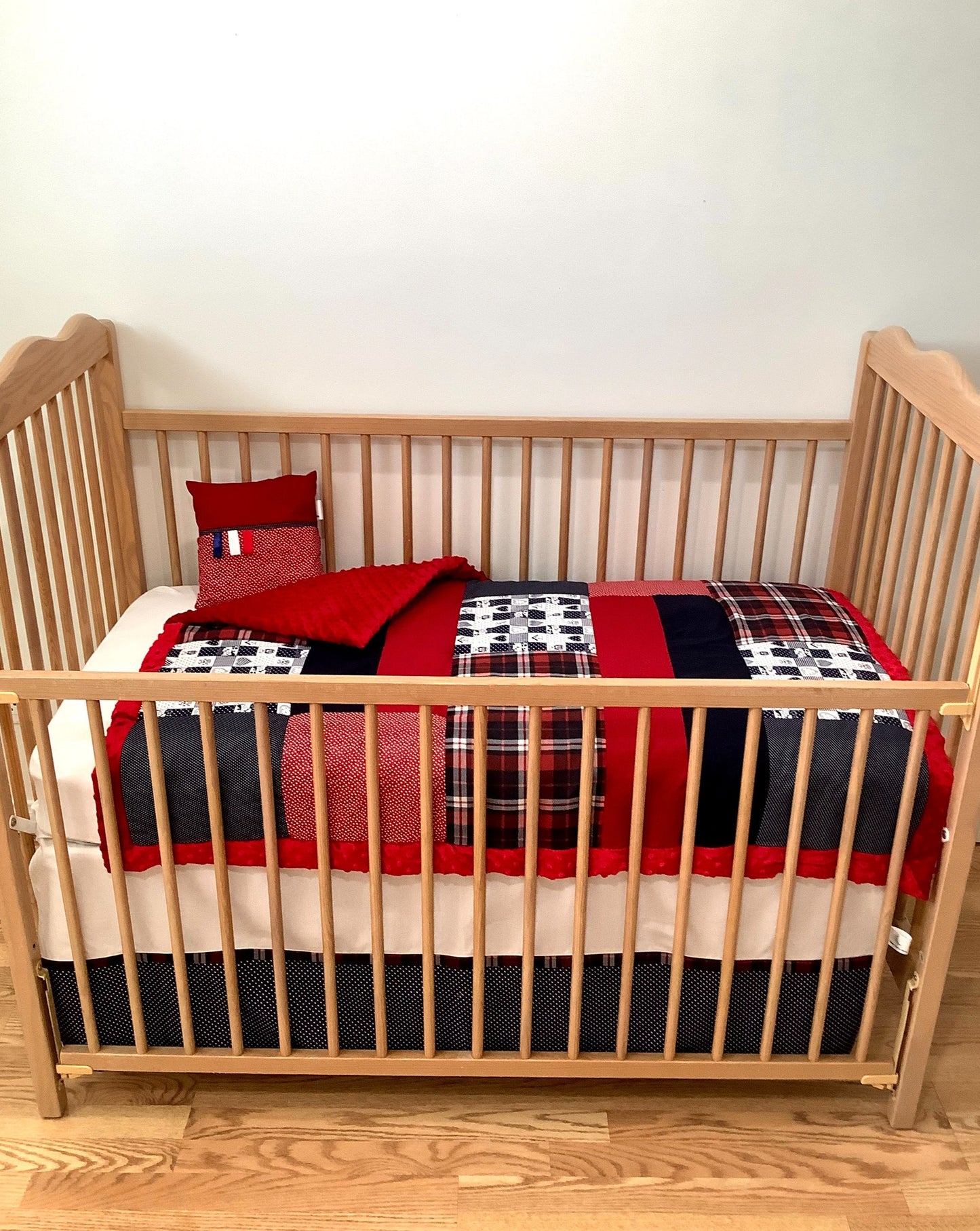 Un joli ensemble 3 morceaux pour le berceau de bébé. Avec de belles couleurs vives, cet ensemble en coton sur le dessus et en Minky en dessous. L'ensemble comprend la douillette, le drap contour et la jupe de lit assortie. Chaque morceau est fait au Québec et est unique.
