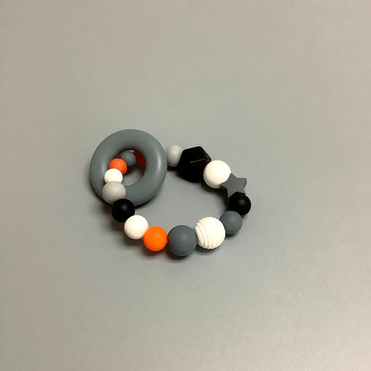 Hochet d'éveil en silicone fait avec plusieurs billes en silicones de différentes couleurs et différentes tailles avec une plus gros jouet de dentition.