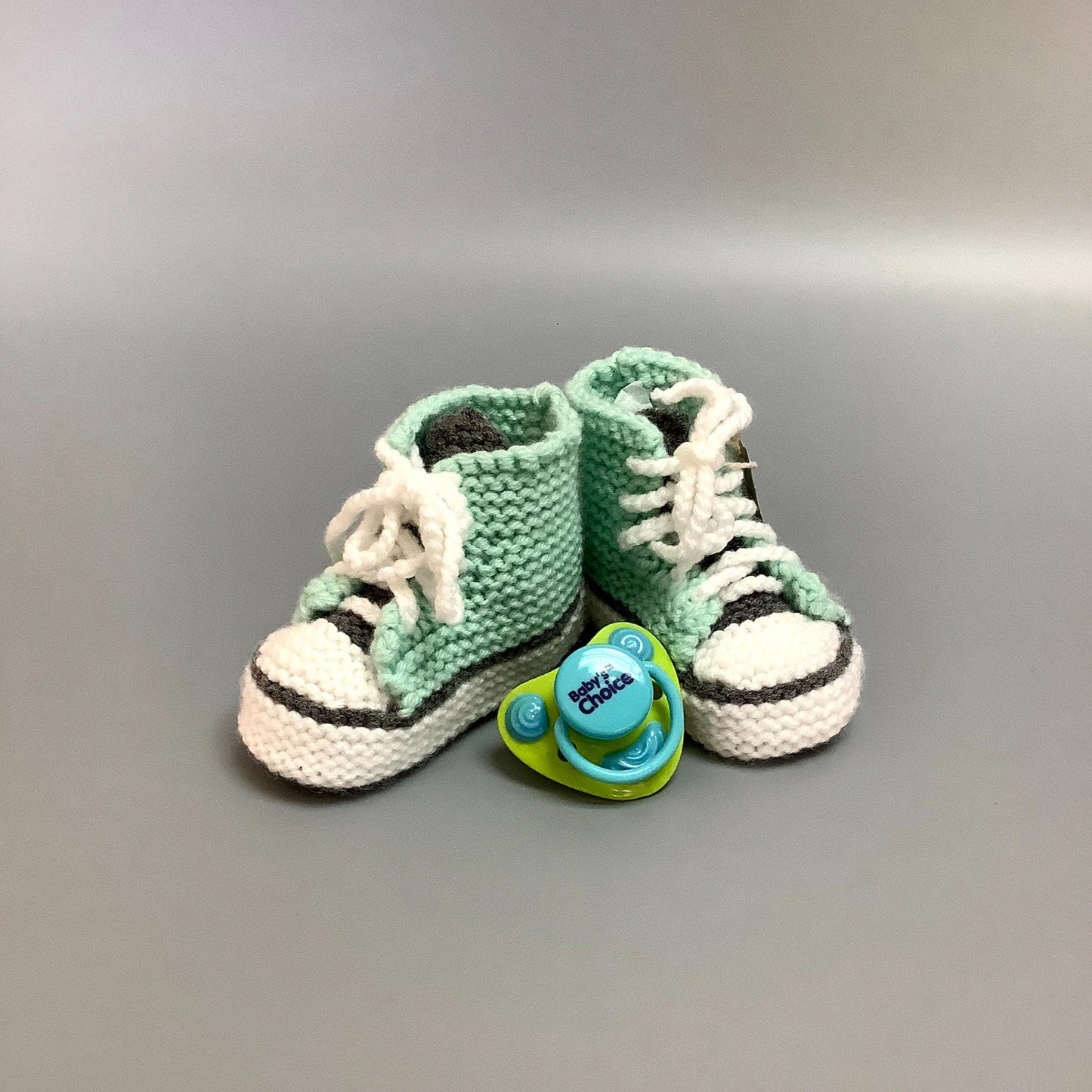 Pantoufles pour bébé tricotées à la main ici à Victoriaville.