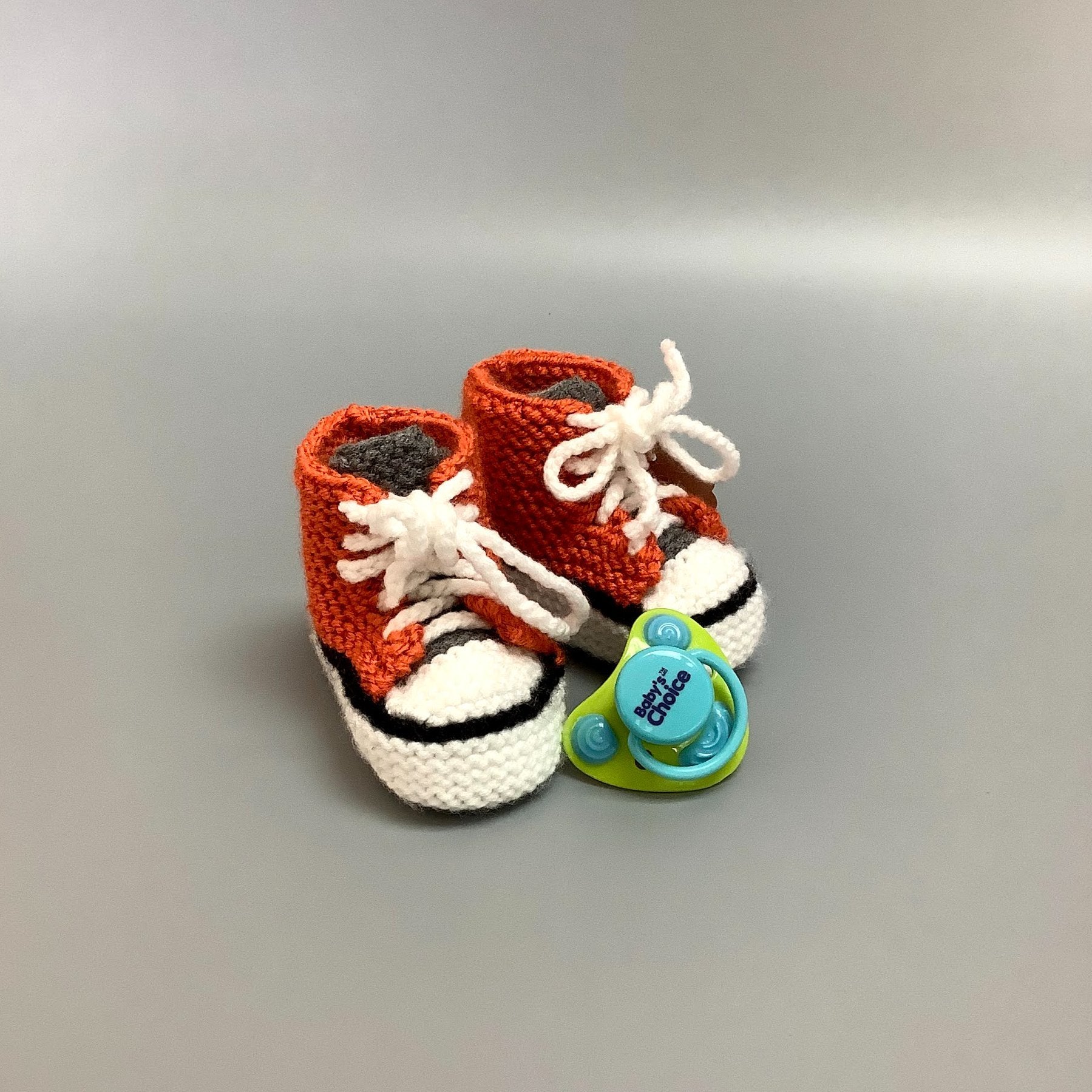 Pantoufles pour bébé tricotées à la main ici à Victoriaville.