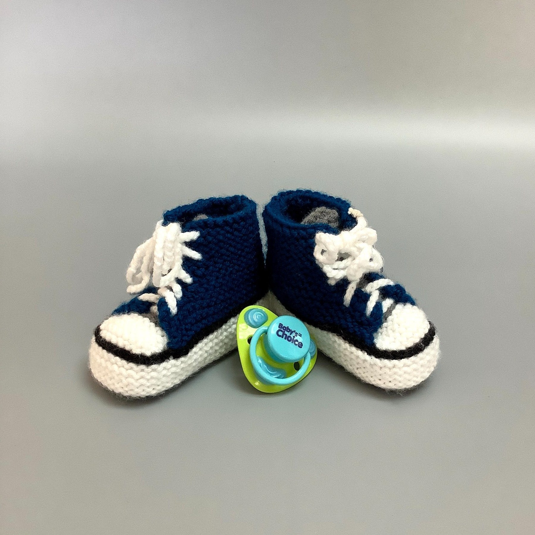 Pantoufles pour bébé tricotées à la main ici à Victoriaville.