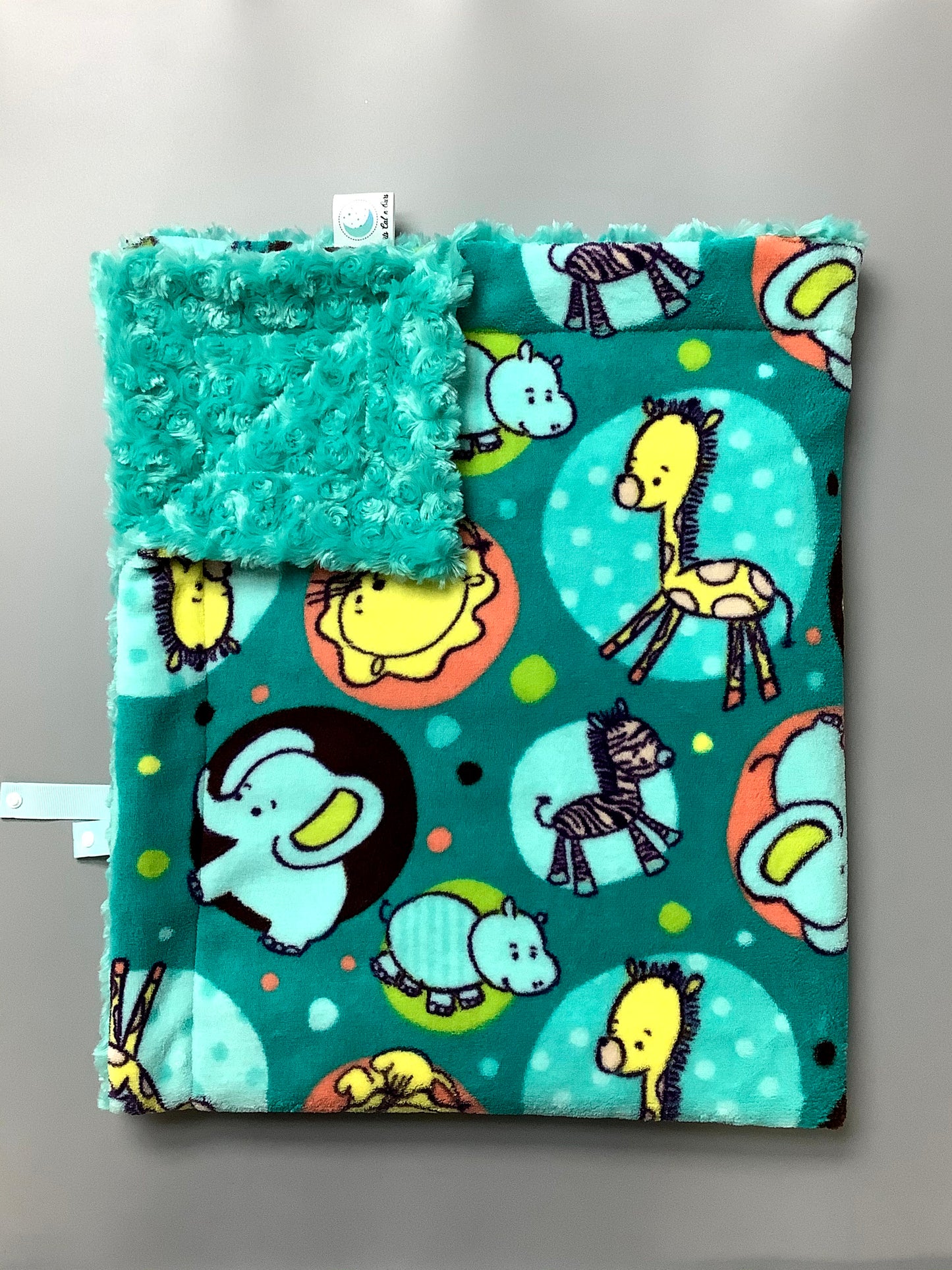 La SUPER Doudou est une couverture fait en polars tout doux pour se réchauffer sur le divan, mais aussi pour jouer aux supers héros! Avec son attache en ruban, la doudou devient une SUPER cape pour que les enfants puissent jouer en toute sécurité.