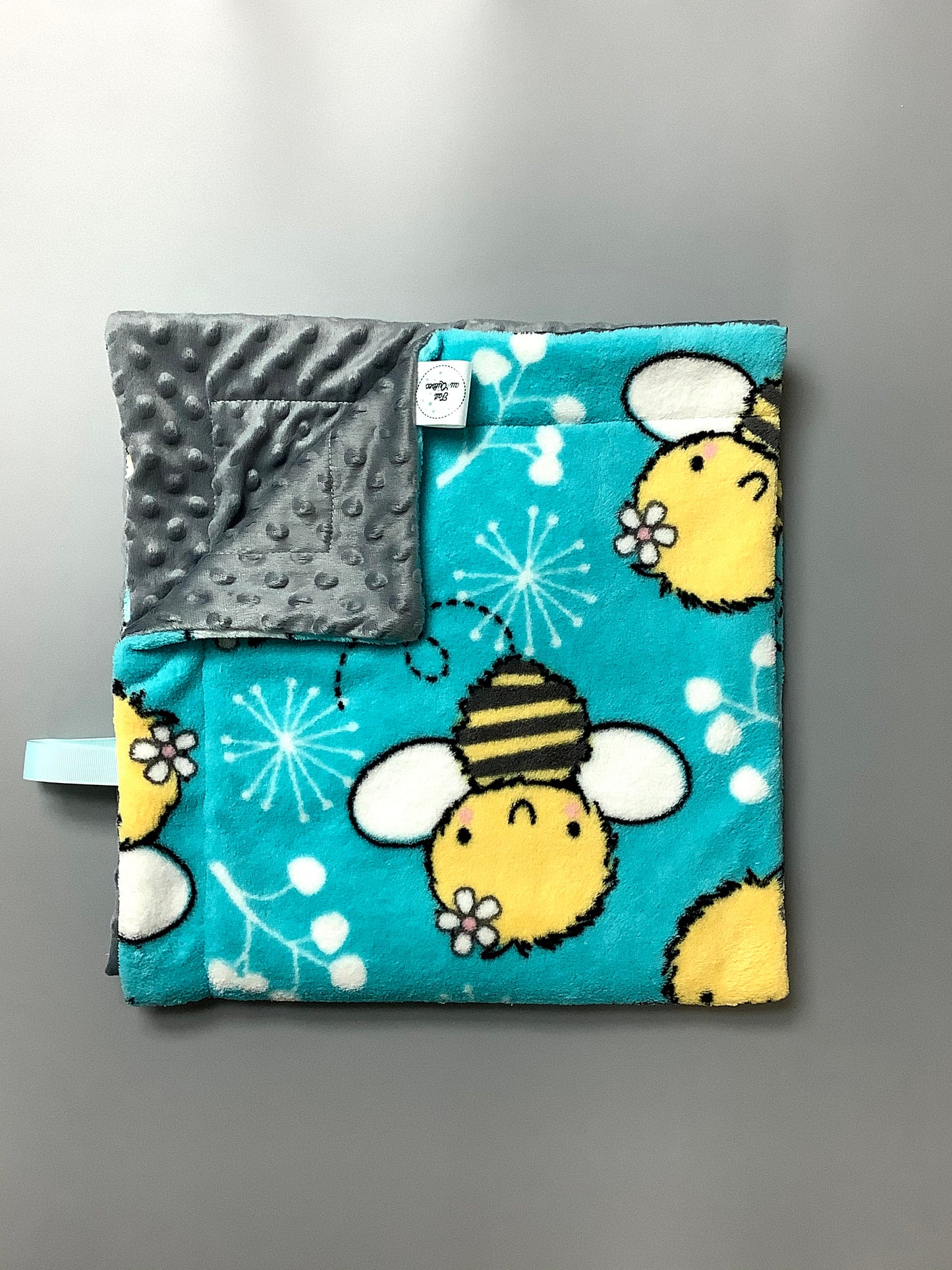 La SUPER Doudou est une couverture fait en polars tout doux pour se réchauffer sur le divan, mais aussi pour jouer aux supers héros! Avec son attache en ruban, la doudou devient une SUPER cape pour que les enfants puissent jouer en toute sécurité.