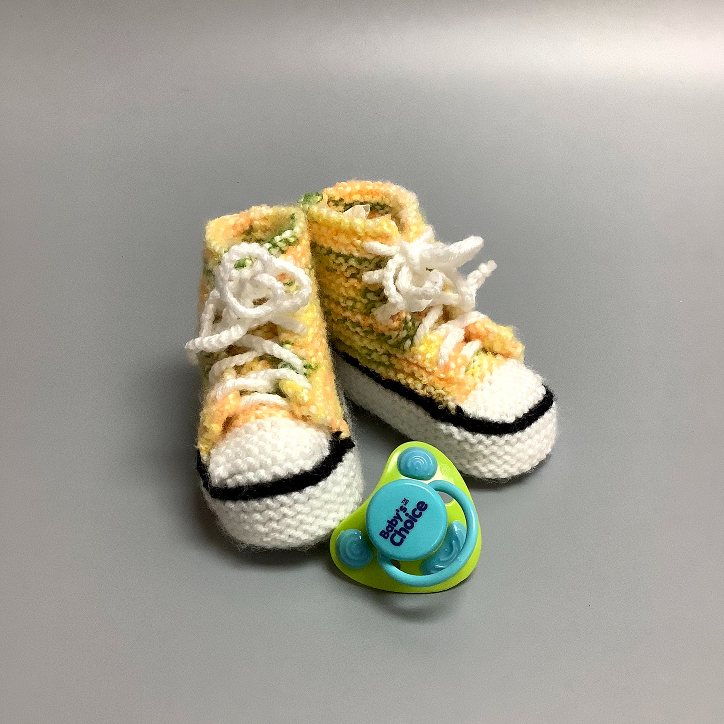 Pantoufles pour bébé tricotées à la main ici à Victoriaville.