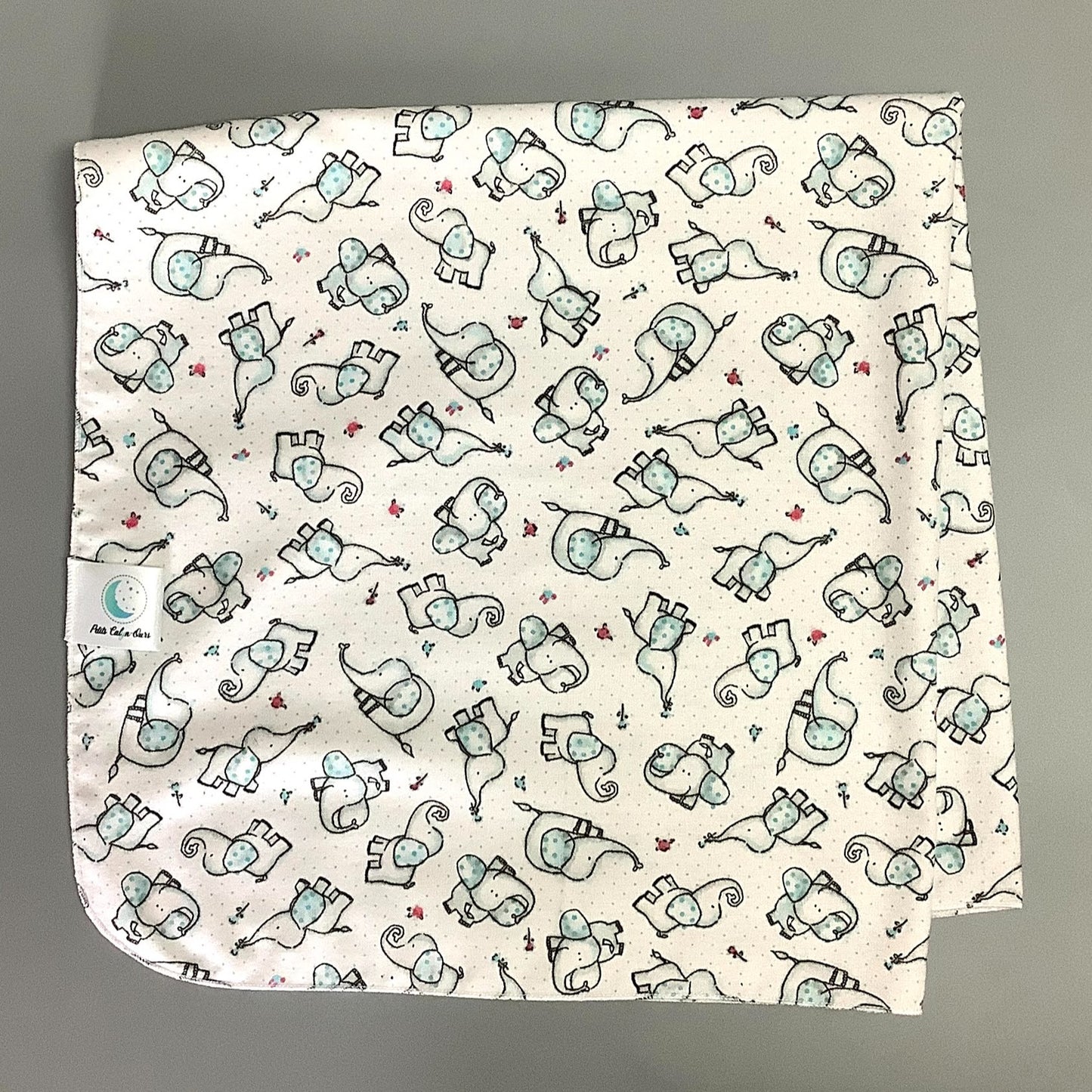Produit idéal pour endormir vos petits trésors!  Doudou en flannel 100% coton