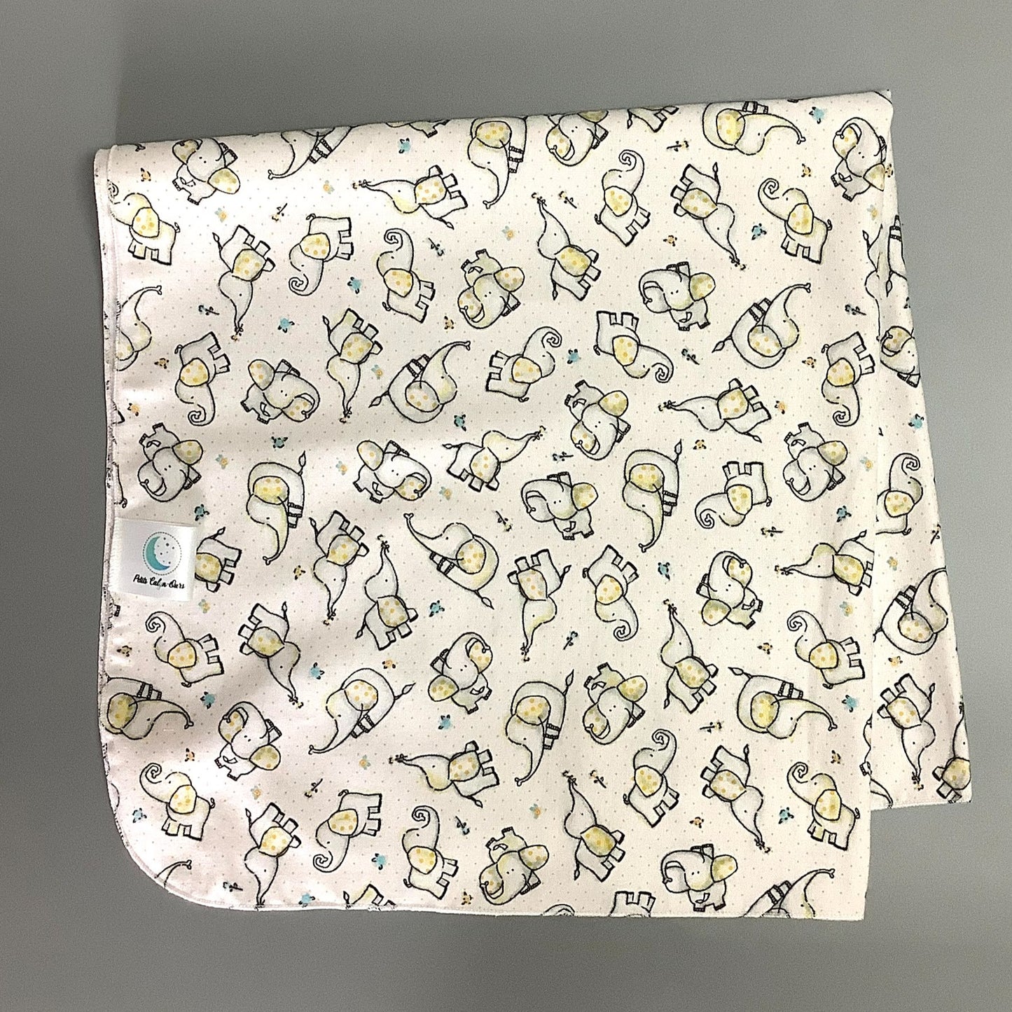 Produit idéal pour endormir vos petits trésors!  Doudou en flannel 100% coton
