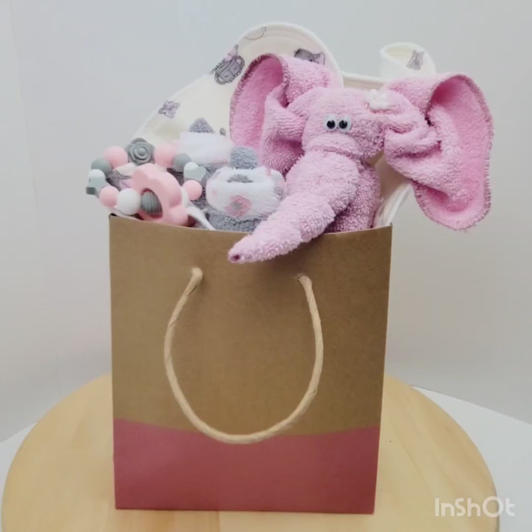 Vidéo 360 de l'ensemble cadeau pour babyshower de bébé fille, contenant un piqué des débarbouillettes et un jouets de dentition. 