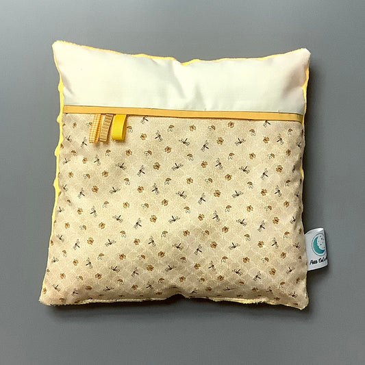 Coussin pour mettre dans le berceau pour enfant.   Fait en coton avec de bourre en polyester à l'intérieur.   Chaque coussin est fait au Québec et est unique.  Coussin : 12'' x 12'' 