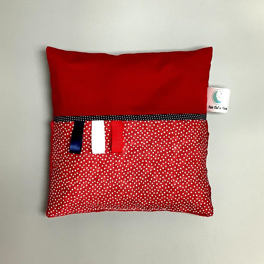 Coussin pour mettre dans le berceau pour enfant.   Fait en coton avec de bourre en polyester à l'intérieur.   Chaque coussin est fait au Québec et est unique.  Coussin : 12'' x 12''