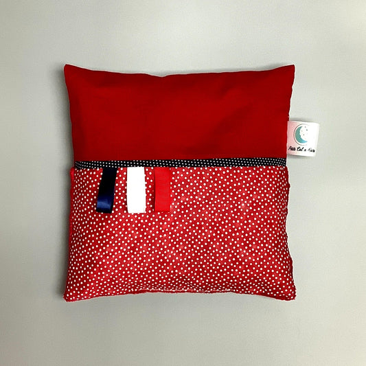 Coussin pour mettre dans le berceau pour enfant.   Fait en coton avec de bourre en polyester à l'intérieur.   Chaque coussin est fait au Québec et est unique.  Coussin : 12'' x 12'' 