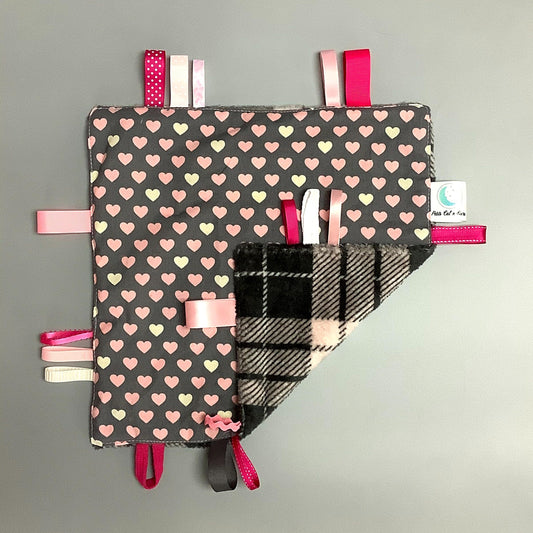 Doudou Calyn  pour les enfants   Fait en coton et avec du polars flanelle (notre tissu à doudou super doux), avec différents rubans.   Chaque doudou est fait au Québec et est unique.   Doudou : 12'' x 12''  