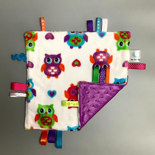 Doudou Calyn  pour les enfants   Fait en coton et avec du polars flanelle (notre tissu à doudou super doux), avec différents rubans.   Chaque doudou est fait au Québec et est unique.   Doudou : 12'' x 12''  