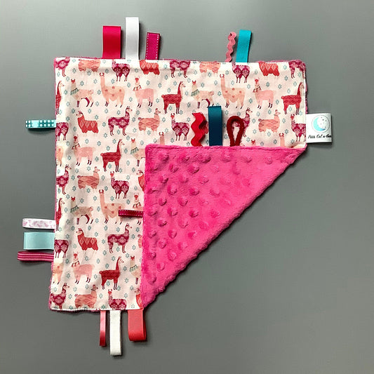 Doudou Calyn  pour les enfants   Fait en coton et avec du polars flanelle (notre tissu à doudou super doux), avec différents rubans.   Chaque doudou est fait au Québec et est unique.   Doudou : 12'' x 12''