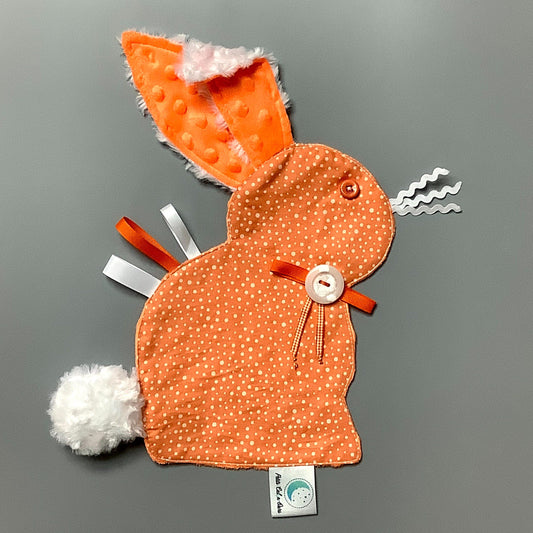 Doudou Calyn  pour les enfants   Fait en coton et avec du polars flanelle (notre tissu à doudou super doux), avec différents rubans.   Chaque doudou est fait au Québec et est unique.   