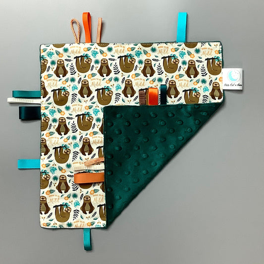 Doudou Calyn  pour les enfants   Fait en coton et avec du polars flanelle (notre tissu à doudou super doux), avec différents rubans.   Chaque doudou est fait au Québec et est unique.   Doudou : 12'' x 12''