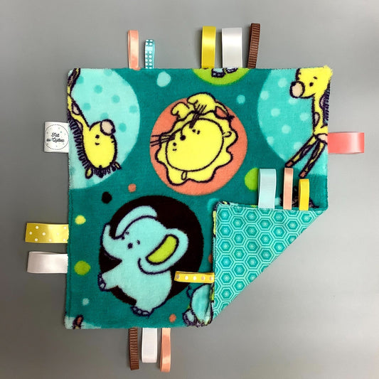 Doudou Calyn  pour les enfants   Fait en coton et avec du polars flanelle (notre tissu à doudou super doux), avec différents rubans.   Chaque doudou est fait au Québec et est unique.   Doudou : 12'' x 12''