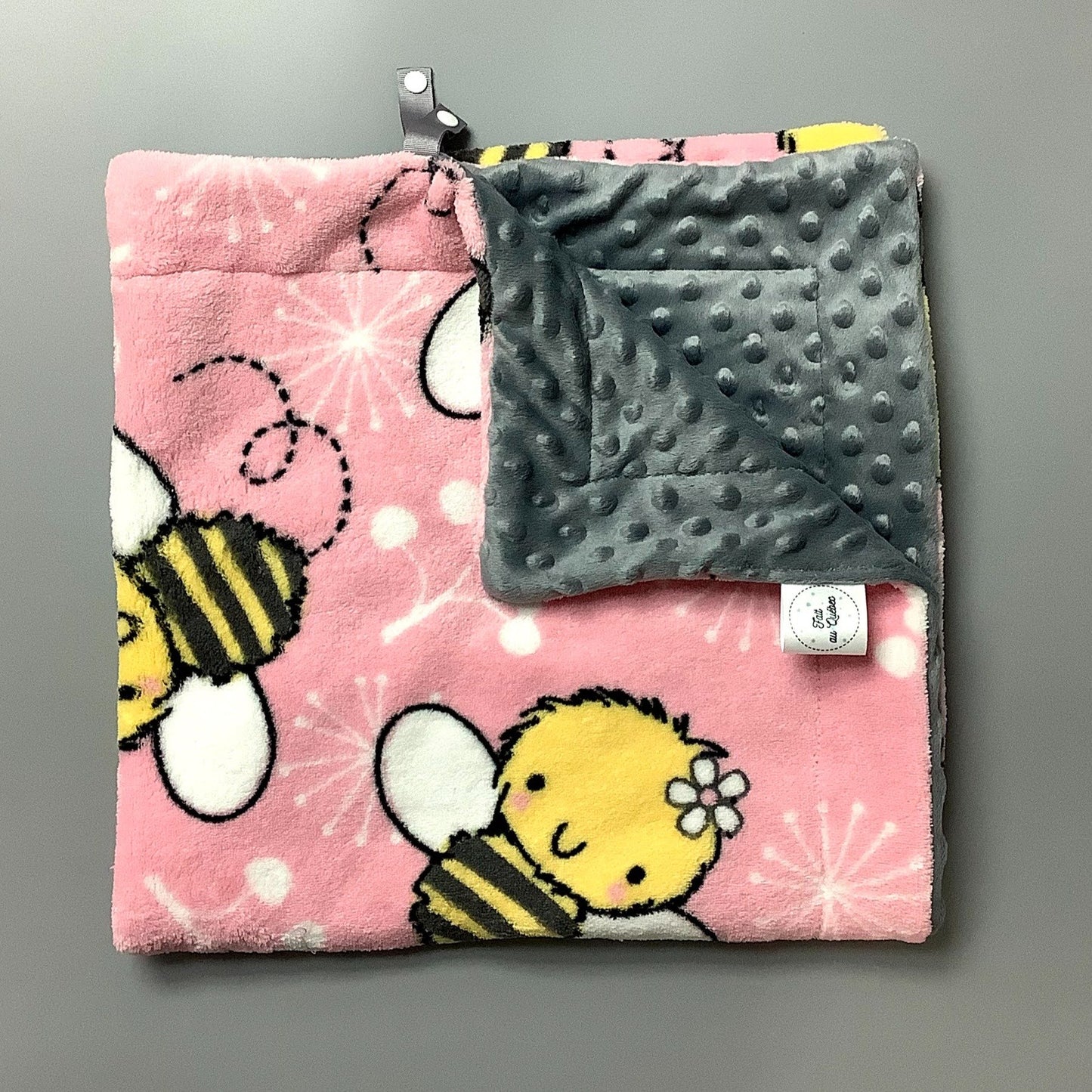 La SUPER Doudou est une couverture fait en polars tout doux pour se réchauffer sur le divan, mais aussi pour jouer aux supers héros! Avec son attache en ruban, la doudou devient une SUPER cape pour que les enfants puissent jouer en toute sécurité. 