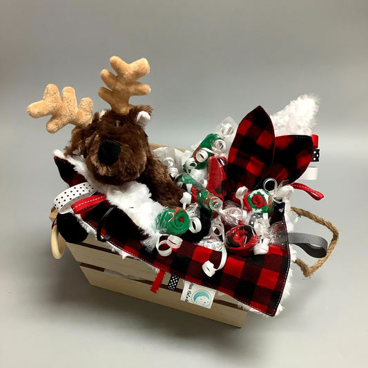 Ce panier contient :  - 1 Doudou Calyn   - 1 Hochet  - 1 Toutou orignal   - 1 Panier de bois naturel   - 3 paires de bas    Ce produit est unique et fait ici au Québec,