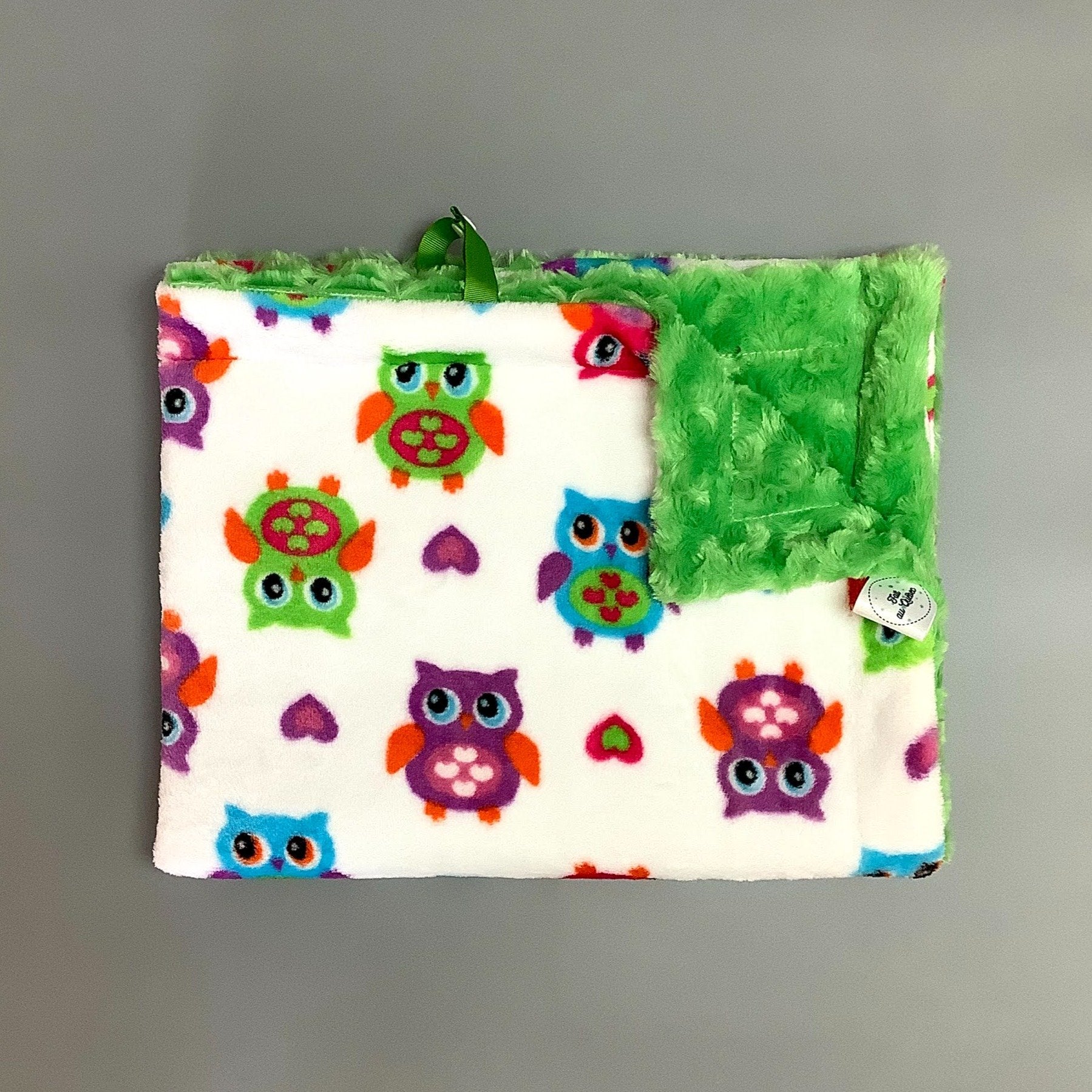 La SUPER Doudou est une couverture fait en polars tout doux pour se réchauffer sur le divan, mais aussi pour jouer aux supers héros! Avec son attache en ruban, la doudou devient une SUPER cape pour que les enfants puissent jouer en toute sécurité. 
