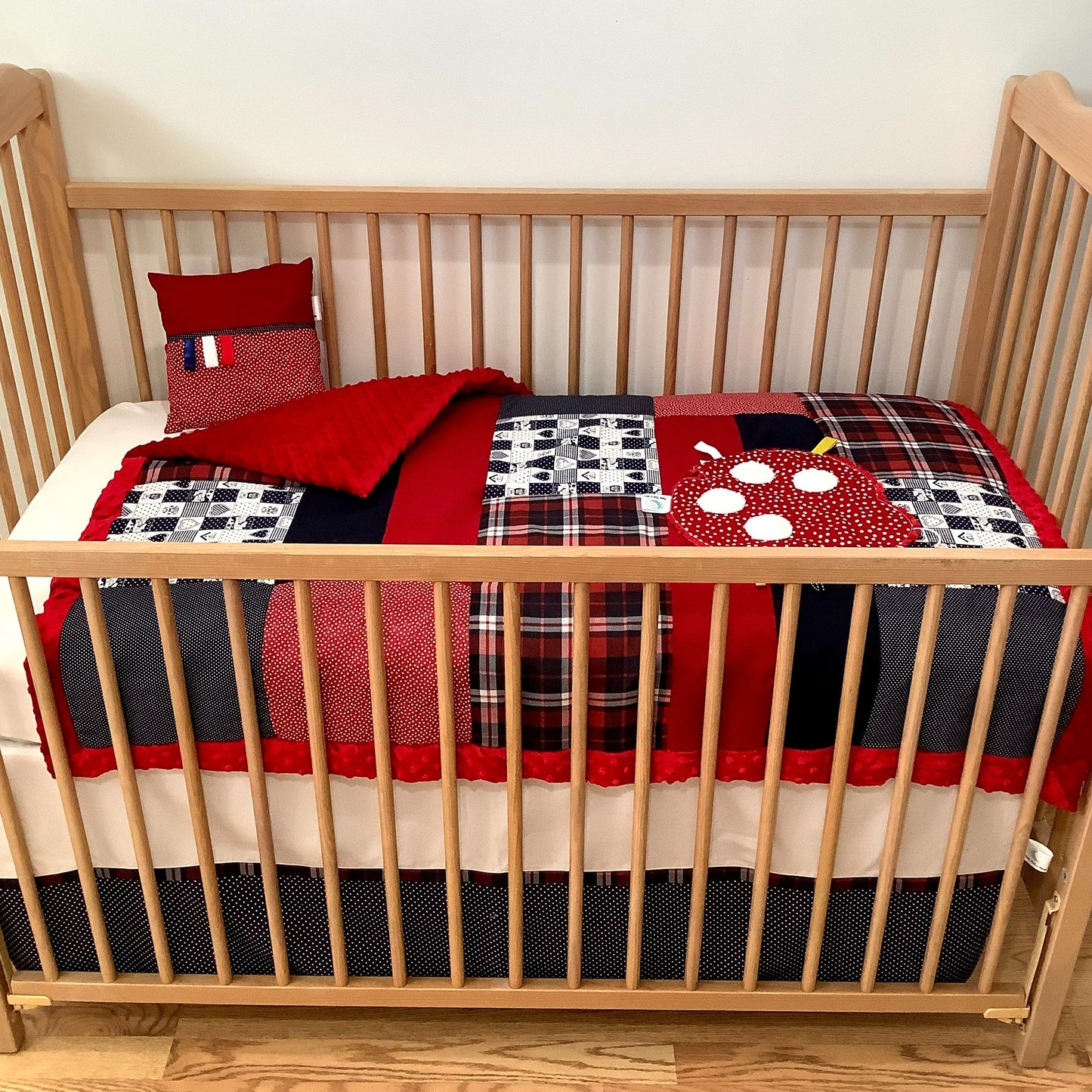 Un joli ensemble 3 morceaux pour le berceau de bébé. Avec de belles couleurs vives, cet ensemble en coton sur le dessus et en Minky en dessous. L'ensemble comprend la douillette, le drap contour et la jupe de lit assortie.   Chaque morceau est fait au Québec et est unique.