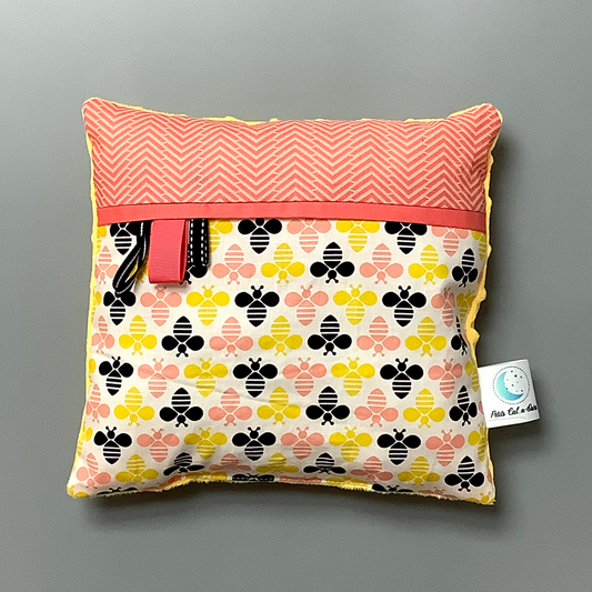Coussin carré 12'' x 12'' en coton avec des imprimé d'abeille jaune, corail et noir. 