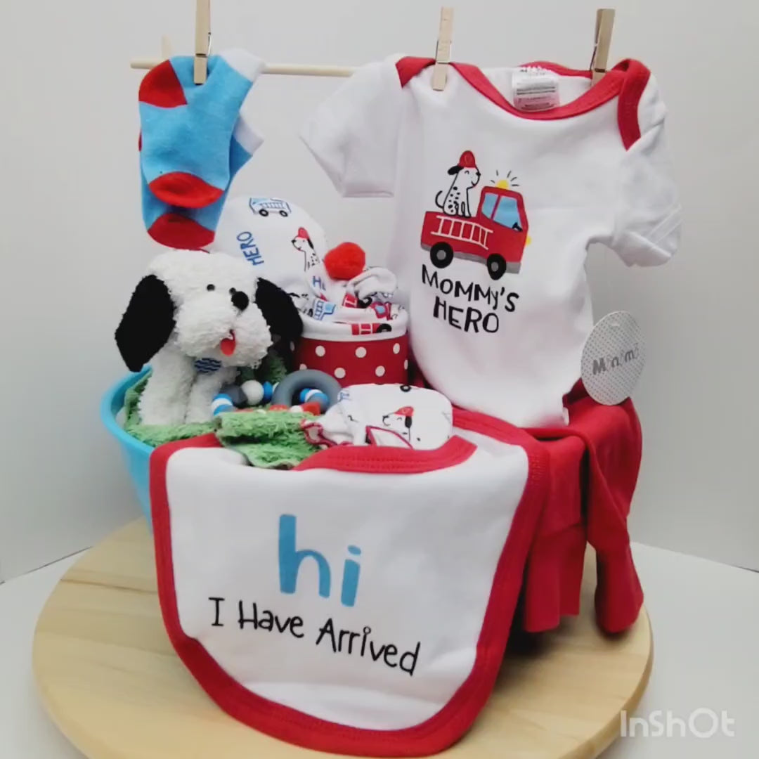 Vidéo 360 de l'Ensemble de cadeau pour babyshower pour bébé garçon. Panier bleu contenant une couverture avec un chien fait de débarbouillettes. La panier est complété par un pyjama, un cache-couche, un bavoir, des mitaines, des bas bleu.
